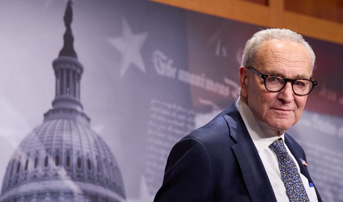 Senatens minoritetsledare, demokraten Chuck Schumer, under en presskonferens om den federala nedstängningen i Washington D.C. den 30 september 2025. Foto: Jacquelyn Martin / AP / NTB. Senatens minoritetsledare, demokraten Chuck Schumer, under en presskonferens om den federala nedstängningen i Washington D.C. den 30 september 2025. Foto: Jacquelyn Martin / AP / NTB.