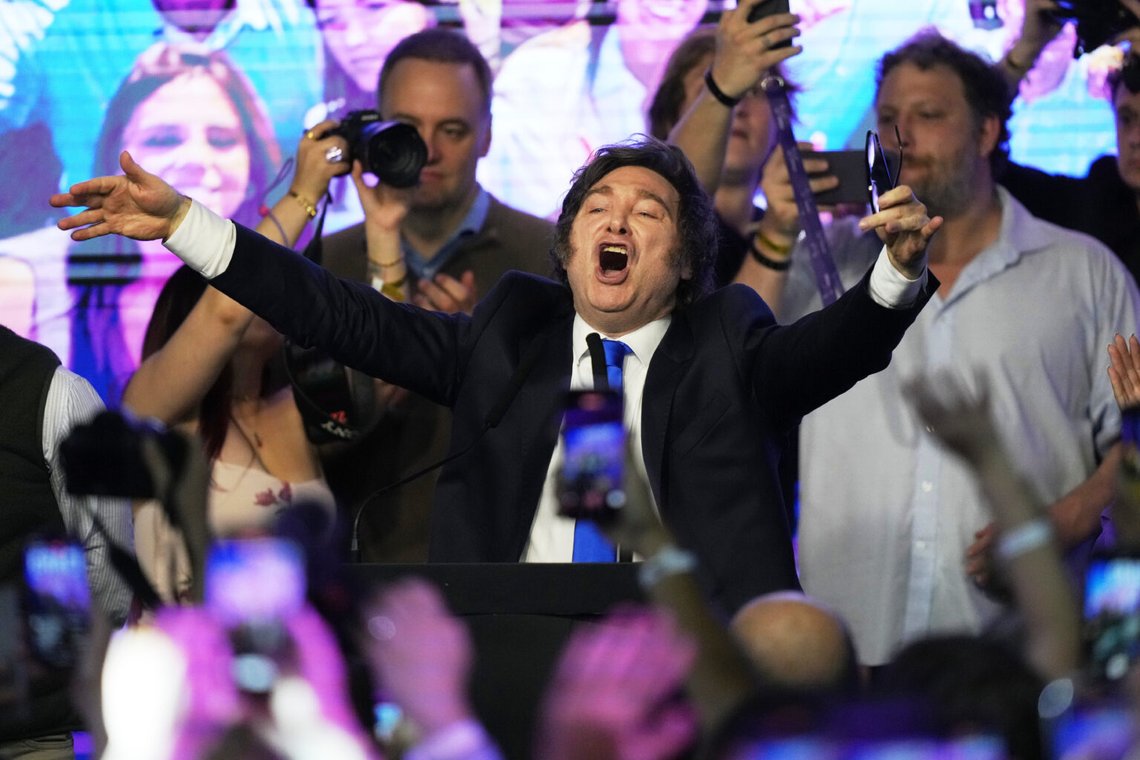 Argentinas president Javier Milei firar efter segern i mellanårsvalet i Buenos Aires, Argentina, söndagen den 26 oktober 2025. Foto: Rodrigo Abd/AP Photo Argentinas president Javier Milei firar efter segern i mellanårsvalet i Buenos Aires, Argentina, söndagen den 26 oktober 2025. Foto: Rodrigo Abd/AP Photo