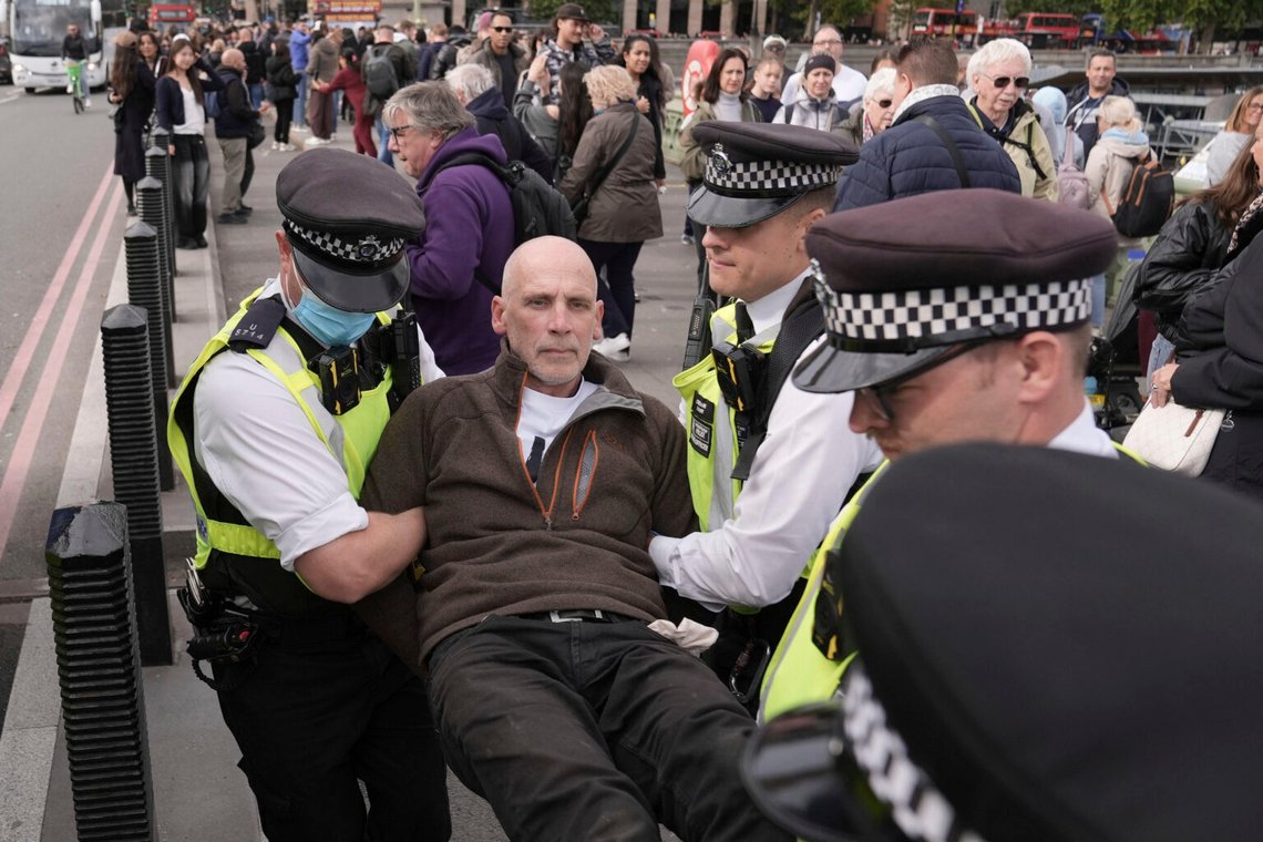 Polisen avlägsnar en demonstrant efter att en banderoll visats upp på Westminster Bridge i London, som en del av en demonstration organiserad av Defend our Juries, till stöd för Palestine Action, lördagen den 4 oktober 2025. Foto: Stefan Rousseau/PA via AP Polisen avlägsnar en demonstrant efter att en banderoll visats upp på Westminster Bridge i London, som en del av en demonstration organiserad av Defend our Juries, till stöd för Palestine Action, lördagen den 4 oktober 2025. Foto: Stefan Rousseau/PA via AP