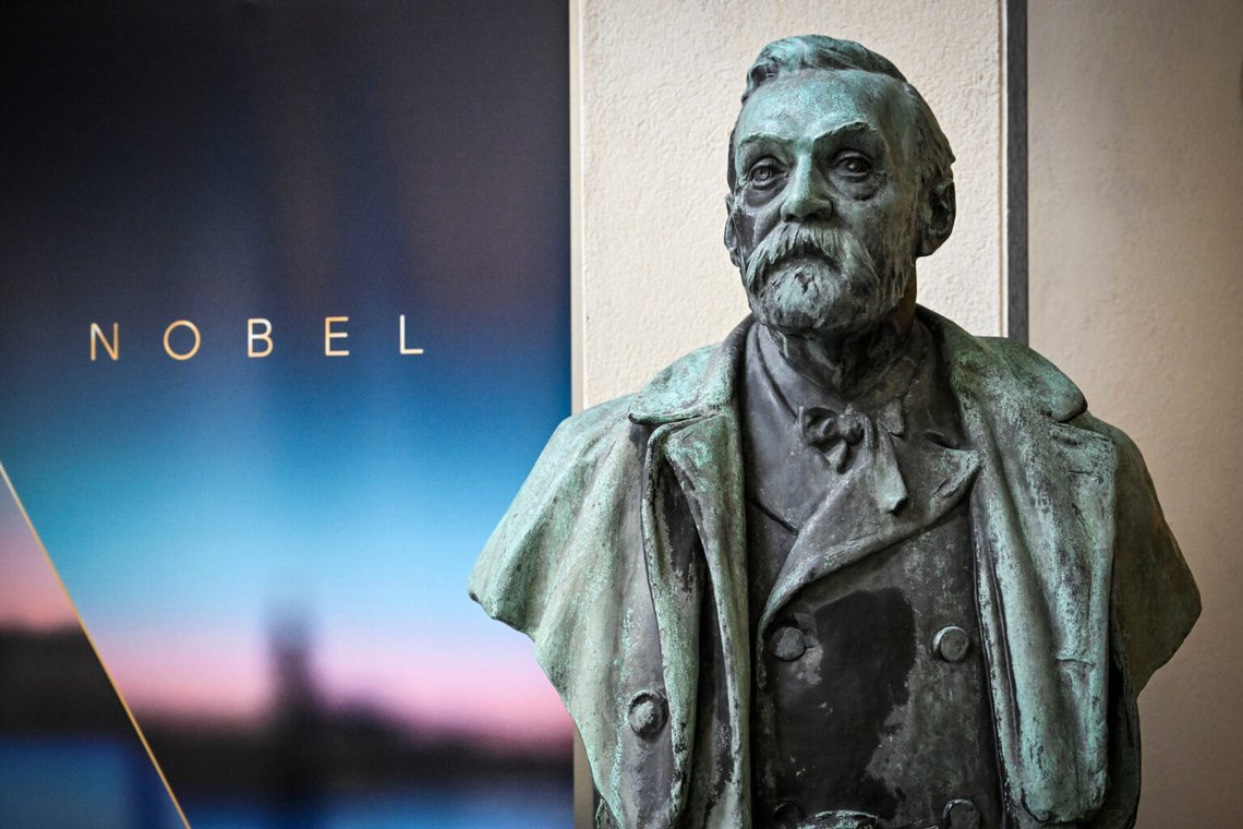Alfred Nobels fredspris är ett internationellt pris som delas ut årligen för att uppmärksamma betydande bidrag till fred och konfliktlösning. Priset instiftades i enlighet med testamentet av den svenske industrimannen och uppfinnaren Alfred Nobel (1833–1896), mest känd för att ha uppfunnit dynamit. Foto: Henrik Montgomery/TT News Agency via AP/NTB Alfred Nobels fredspris är ett internationellt pris som delas ut årligen för att uppmärksamma betydande bidrag till fred och konfliktlösning. Priset instiftades i enlighet med testamentet av den svenske industrimannen och uppfinnaren Alfred Nobel (1833–1896), mest känd för att ha uppfunnit dynamit. Foto: Henrik Montgomery/TT News Agency via AP/NTB