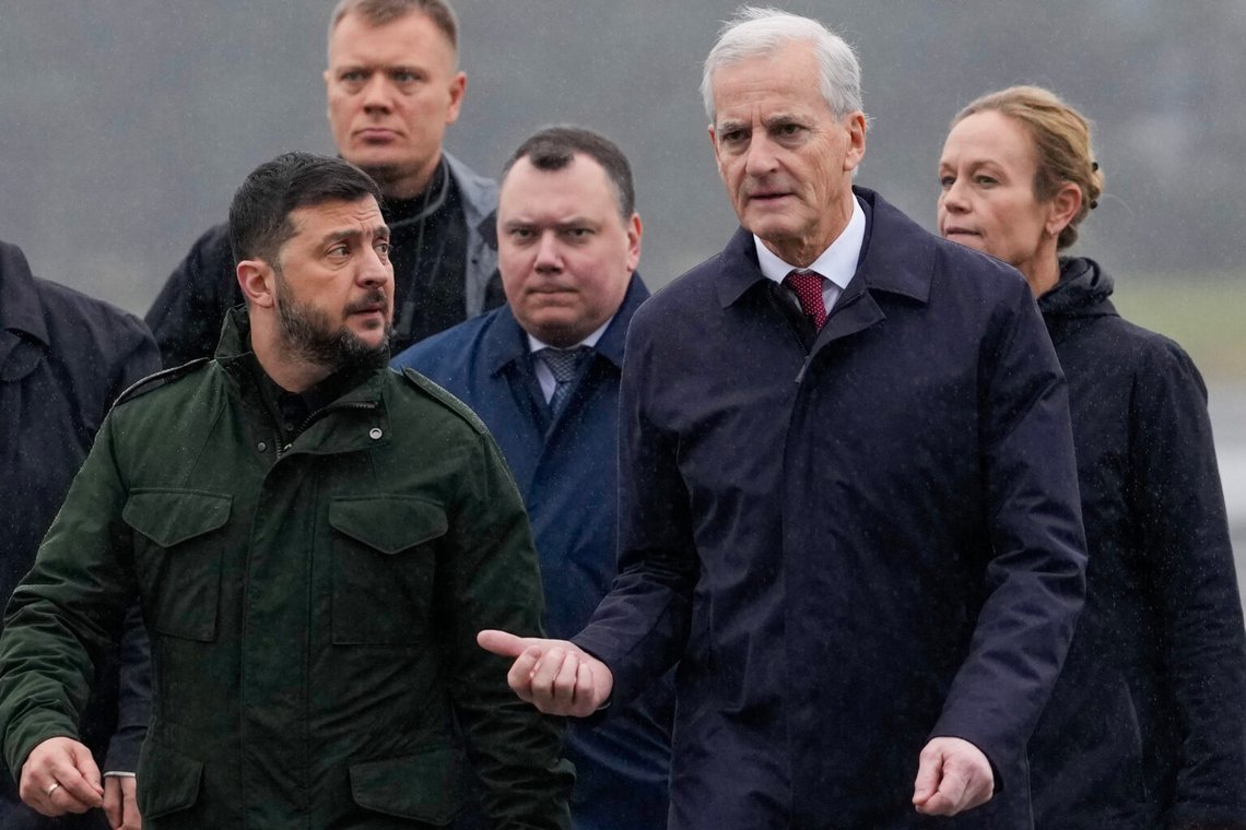 Gardermoen 20251022. Norges statsminister Jona Gahr Støre med Ukrainas president Volodymyr Zelenskyj som anlände till Gardermoen på onsdagsmorgonen. Presidenten är på en Europaresa och befinner sig i Norge för ett möte med statsminister Jonas Gahr Støre. Foto: Javad Parsa / NTB Gardermoen 20251022. Norges statsminister Jona Gahr Støre med Ukrainas president Volodymyr Zelenskyj som anlände till Gardermoen på onsdagsmorgonen. Presidenten är på en Europaresa och befinner sig i Norge för ett möte med statsminister Jonas Gahr Støre. Foto: Javad Parsa / NTB