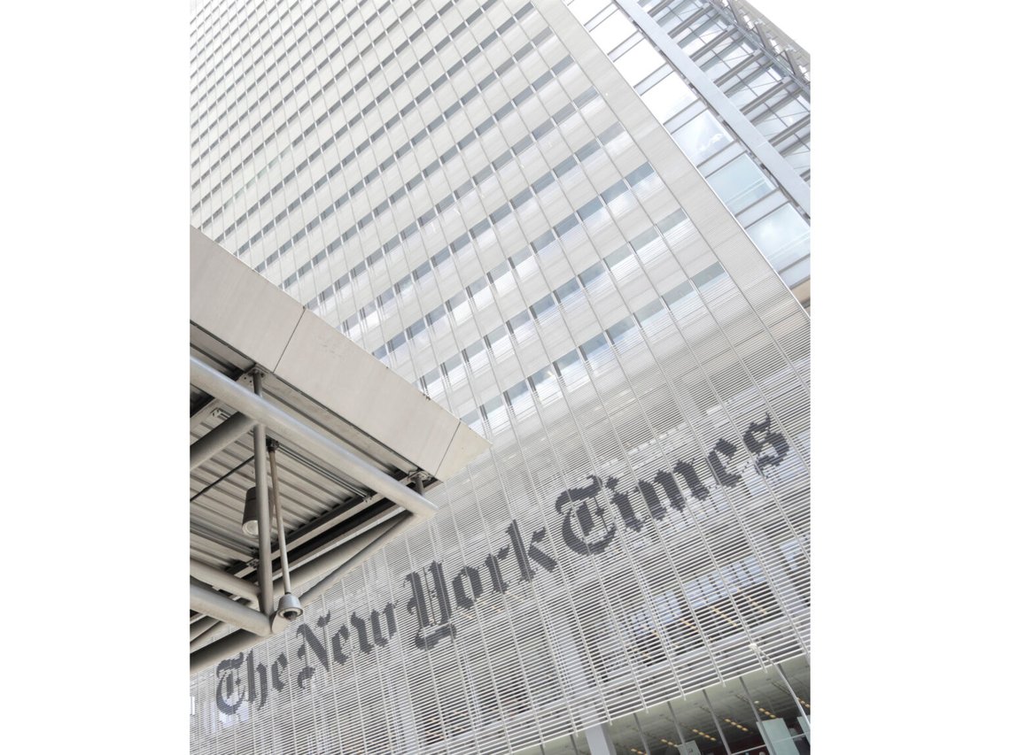 Detta arkivfoto från den 22 juni 2019 visar utsidan av New York Times-byggnaden i New York. En redaktör och skribent för New York Times opinionsavdelning har offentligt avgått och sagt att hon trakasserats för idéer som inte stämde överens med en liberal synvinkel. Bari Weiss var en av två journalister som avgick och menade att "woke" kultur hotar att kväva oliktänkande. Andrew Sullivan, en konservativ krönikör för New York Magazine, sa också att han lämnade sin position. Foto: Julio Cortez/ AP / NTB Detta arkivfoto från den 22 juni 2019 visar utsidan av New York Times-byggnaden i New York. En redaktör och skribent för New York Times opinionsavdelning har offentligt avgått och sagt att hon trakasserats för idéer som inte stämde överens med en liberal synvinkel. Bari Weiss var en av två journalister som avgick och menade att "woke" kultur hotar att kväva oliktänkande. Andrew Sullivan, en konservativ krönikör för New York Magazine, sa också att han lämnade sin position. Foto: Julio Cortez/ AP / NTB
