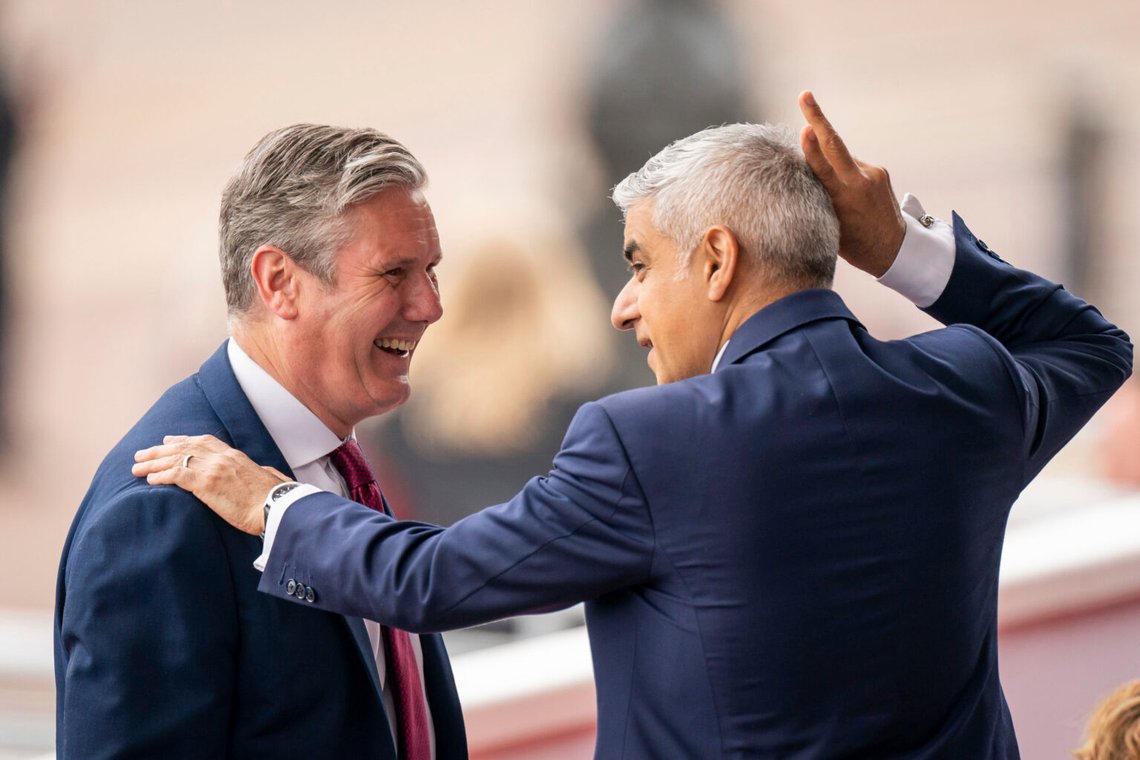 Keir Starmer och Sadiq Khan i en situation som påminner om ett spel för gallerierna. Foto: Aaron Chown/ AP/ NTB Keir Starmer och Sadiq Khan i en situation som påminner om ett spel för gallerierna. Foto: Aaron Chown/ AP/ NTB