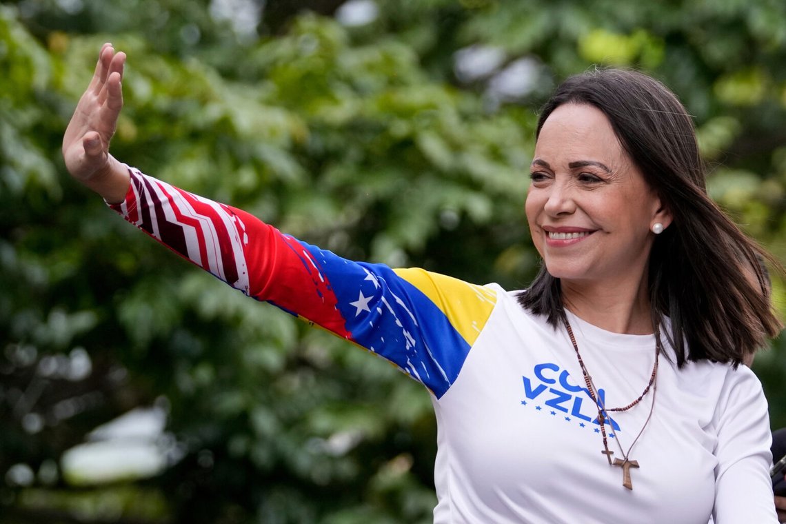 Oppositionsledaren Maria Corina Machado vinkar från taket på en lastbil under det avslutande valmötet för presidentkandidaten Edmundo Gonzalez i Caracas, Venezuela, torsdagen den 25 juli 2024. Foto: Matias Delacroix/AP Photo Oppositionsledaren Maria Corina Machado vinkar från taket på en lastbil under det avslutande valmötet för presidentkandidaten Edmundo Gonzalez i Caracas, Venezuela, torsdagen den 25 juli 2024. Foto: Matias Delacroix/AP Photo