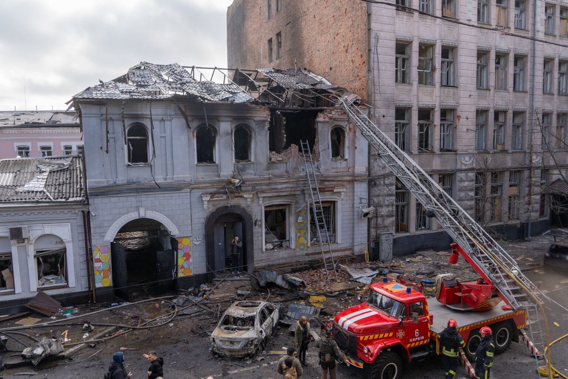 Brandmän släckte branden efter att ryska drönare träffade en förskola i staden under en flygattack i Charkiv, Ukraina, onsdagen den 22 oktober 2025. Foto: Andrii Marienk/AP Photo Brandmän släckte branden efter att ryska drönare träffade en förskola i staden under en flygattack i Charkiv, Ukraina, onsdagen den 22 oktober 2025. Foto: Andrii Marienk/AP Photo