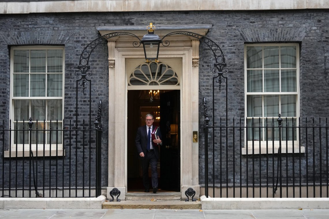 Storbritanniens premiärminister Keir Starmer utanför Downing Street 10, som enligt uppgift har varit under kinesisk övervakning i åratal. Foto: Joanna Chan/AP/NTB Storbritanniens premiärminister Keir Starmer utanför Downing Street 10, som enligt uppgift har varit under kinesisk övervakning i åratal. Foto: Joanna Chan/AP/NTB