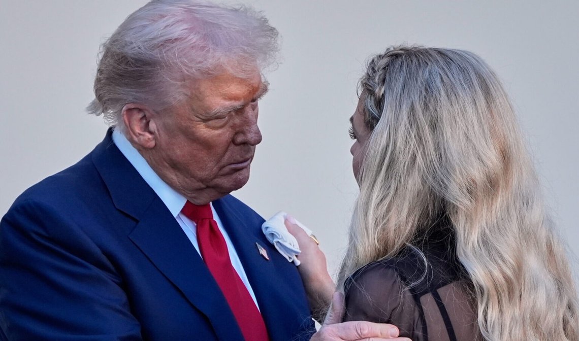 President Donald Trump talar med Erika Kirk efter att han postumt tilldelat Charlie Kirk Presidential Medal of Freedom i rosenträdgården i Vita huset i Washington, D.C., den 14 oktober 2025. Foto: Mark Schiefelbein / AP / NTB. President Donald Trump talar med Erika Kirk efter att han postumt tilldelat Charlie Kirk Presidential Medal of Freedom i rosenträdgården i Vita huset i Washington, D.C., den 14 oktober 2025. Foto: Mark Schiefelbein / AP / NTB.
