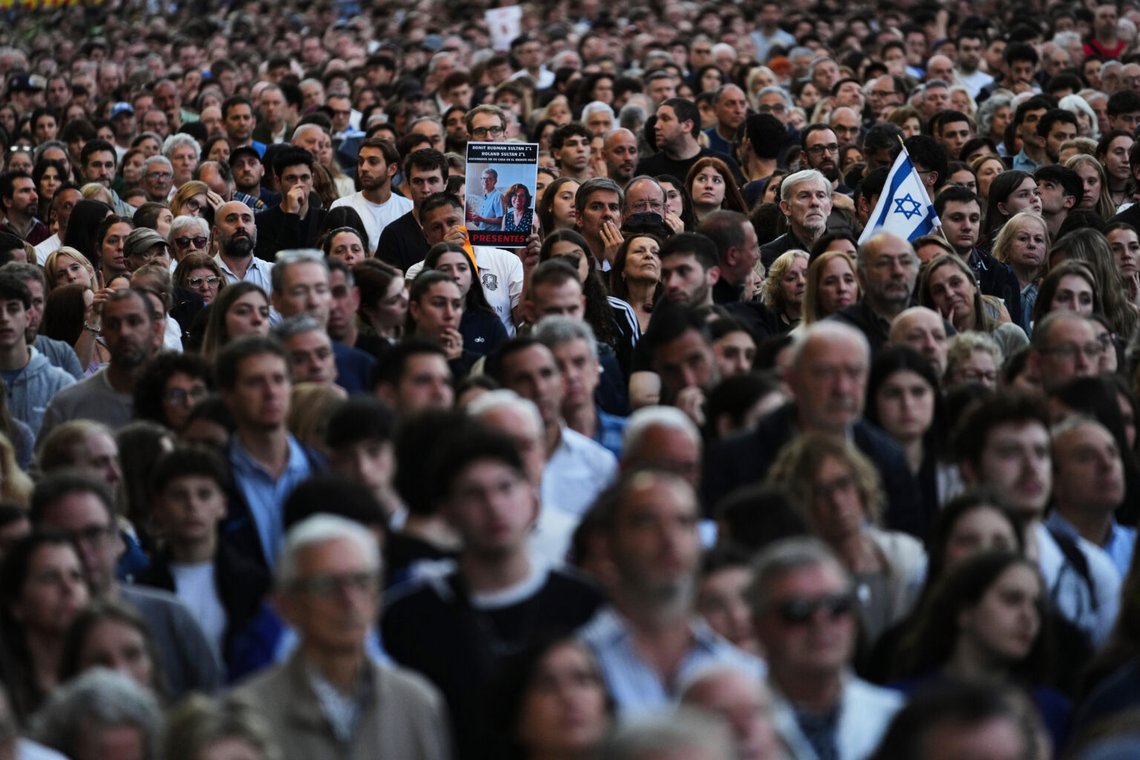 Människor samlas i en park för att kräva att Hamas släpper gisslan som fortfarande sitter fångna i Gaza, i Buenos Aires, Argentina, tisdagen den 30 september 2025. Foto: Rodrigo Abd/AP Photo Människor samlas i en park för att kräva att Hamas släpper gisslan som fortfarande sitter fångna i Gaza, i Buenos Aires, Argentina, tisdagen den 30 september 2025. Foto: Rodrigo Abd/AP Photo