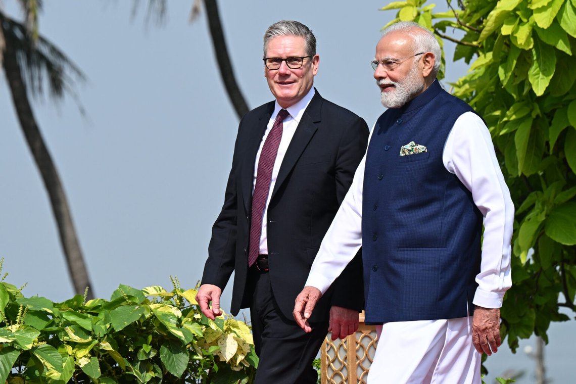 Storbritanniens premiärminister Keir Starmer på statsbesök i Indien den 9 oktober. Nu drabbas han av en kris relaterad till kinesisk spionage. Foto: Leon Neal/ AP/ NTB Storbritanniens premiärminister Keir Starmer på statsbesök i Indien den 9 oktober. Nu drabbas han av en kris relaterad till kinesisk spionage. Foto: Leon Neal/ AP/ NTB