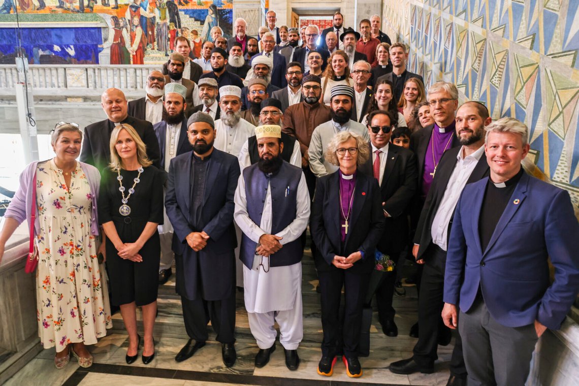 Oslo 20240624. Fredsförklaringen markeras med en öppning av Oslos borgmästare, Anne Lindboe. Samarbetet mellan det mosaiska religiösa samfundet av rabbin Joav Melchior, Norges imamråd av överimamen och chefen för Norges imamråd, Nehmat Ali Shah, och Den norske kirke av dekanen för domkyrkan i Oslo, Pål Kristian Balstad. Den senare ledde även arbetsgruppen i detta arbete. Foto: Geir Olsen / NTB Oslo 20240624. Fredsförklaringen markeras med en öppning av Oslos borgmästare, Anne Lindboe. Samarbetet mellan det mosaiska religiösa samfundet av rabbin Joav Melchior, Norges imamråd av överimamen och chefen för Norges imamråd, Nehmat Ali Shah, och Den norske kirke av dekanen för domkyrkan i Oslo, Pål Kristian Balstad. Den senare ledde även arbetsgruppen i detta arbete. Foto: Geir Olsen / NTB