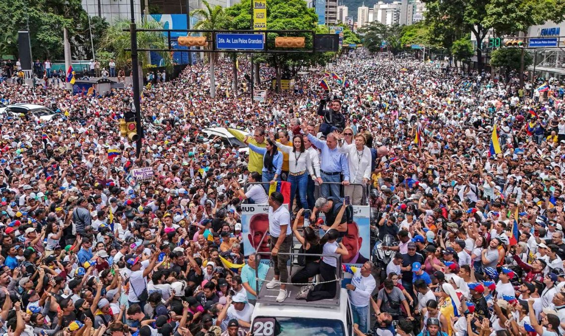 María Corina Machado och presidentkandidaten Edmundo Gonzalez står på ett fraktflygplan under en massdemonstration i Caracas för ett fredligt maktövertagande, två dagar efter presidentvalet 2024. Foto: Matias Delacroix/AP Photo María Corina Machado och presidentkandidaten Edmundo Gonzalez står på ett fraktflygplan under en massdemonstration i Caracas för ett fredligt maktövertagande, två dagar efter presidentvalet 2024. Foto: Matias Delacroix/AP Photo