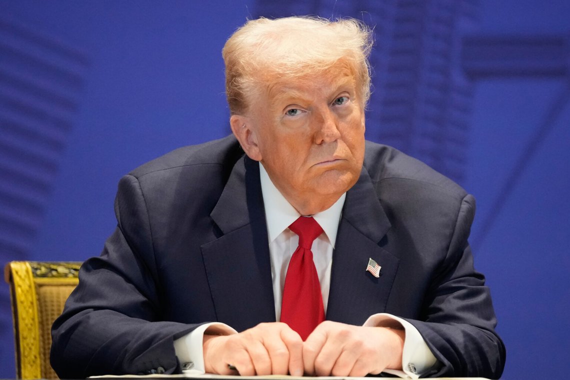 Trump reser världen runt och skriver på avtal. Fotot är från ASEAN-toppmötet i Kuala Lumpur, Malaysia, där Trump skrev på ett handelsavtal med värdlandet. Men att få till stånd ett avtal med Demokraterna i USA verkar omöjligt. Foto: Mark Schiefelbein/AP/NTB Trump reser världen runt och skriver på avtal. Fotot är från ASEAN-toppmötet i Kuala Lumpur, Malaysia, där Trump skrev på ett handelsavtal med värdlandet. Men att få till stånd ett avtal med Demokraterna i USA verkar omöjligt. Foto: Mark Schiefelbein/AP/NTB