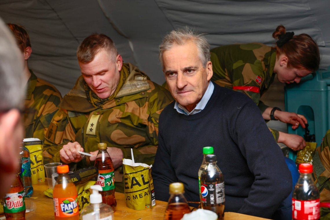 Heggelia 20220327. Arméchef Lars Lervik och statsminister Jonas Gahr Støre äter under besöket på Läkarbataljonen/Brigad Nordi, i samband med Støres besök på Cold Response 2022 i inre Troms. Foto: Geir Olsen / NTB Heggelia 20220327. Arméchef Lars Lervik och statsminister Jonas Gahr Støre äter under besöket på Läkarbataljonen/Brigad Nordi, i samband med Støres besök på Cold Response 2022 i inre Troms. Foto: Geir Olsen / NTB