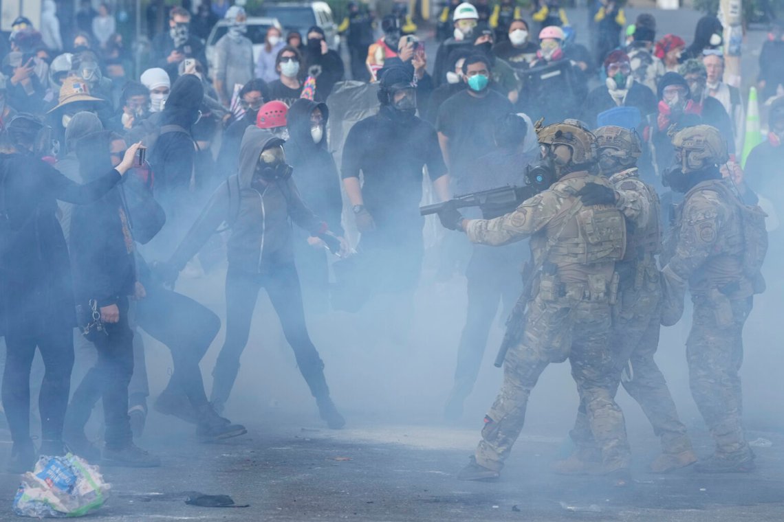 Det har varit ganska tuffa tag i Portland, Oregon under en längre tid. Demonstranter attackerar ICE-agenter eftersom de inte gillar hur illegala invandrare deporteras från USA, även om de är grovt kriminella. Bilden är från juni. Foto: Jenny Kane/ AP/ NTB Det har varit ganska tuffa tag i Portland, Oregon under en längre tid. Demonstranter attackerar ICE-agenter eftersom de inte gillar hur illegala invandrare deporteras från USA, även om de är grovt kriminella. Bilden är från juni. Foto: Jenny Kane/ AP/ NTB