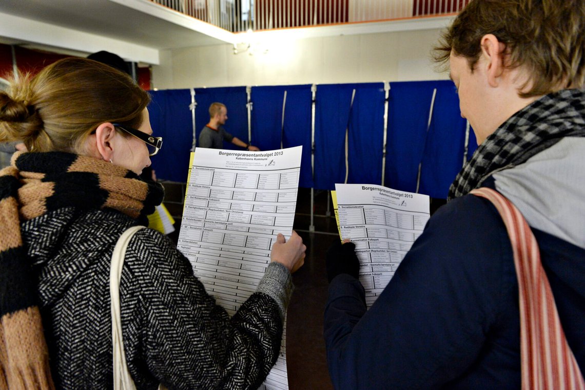 Kandidatlistorna studeras på Ellebjergskolen i Valby tisdagen den 19 november 2013. Foto: Jens Nørgaard Larsen/Scanpix 2017 Kandidatlistorna studeras på Ellebjergskolen i Valby tisdagen den 19 november 2013. Foto: Jens Nørgaard Larsen/Scanpix 2017