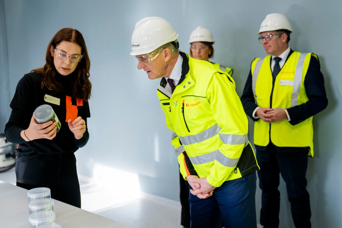 Fredrikstad 20241030. Statsminister Jonas Gahr Støre besöker Hydrovolts nya produktionslinje för återvinning av batterier i Fredrikstad. Hydrovolt är en ledande aktör inom återvinning av batteripaket från elfordon och industribatterier och har åtagit sig en hållbar cirkulär ekonomi för att minska miljöpåverkan från använda batterier. Foto: Fredrik Varfjell / NTB Fredrikstad 20241030. Statsminister Jonas Gahr Støre besöker Hydrovolts nya produktionslinje för återvinning av batterier i Fredrikstad. Hydrovolt är en ledande aktör inom återvinning av batteripaket från elfordon och industribatterier och har åtagit sig en hållbar cirkulär ekonomi för att minska miljöpåverkan från använda batterier. Foto: Fredrik Varfjell / NTB