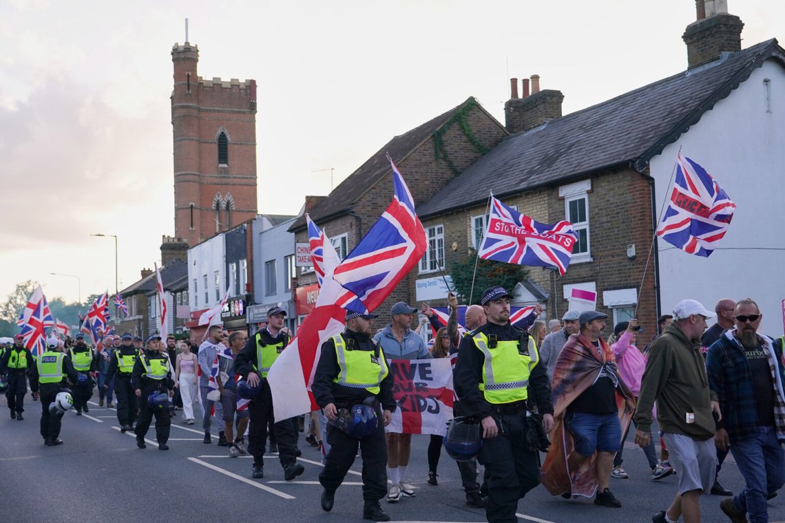 Demonstranter vid Bell Hotel i Epping i slutet av augusti, efter att ett lokalt antagit förbud som skulle ha förhindrat asylsökande från att bo på hotellet hävdes av myndigheterna. Foto: Alberto Pezzali/ AP Photo/ NTB Demonstranter vid Bell Hotel i Epping i slutet av augusti, efter att ett lokalt antagit förbud som skulle ha förhindrat asylsökande från att bo på hotellet hävdes av myndigheterna. Foto: Alberto Pezzali/ AP Photo/ NTB