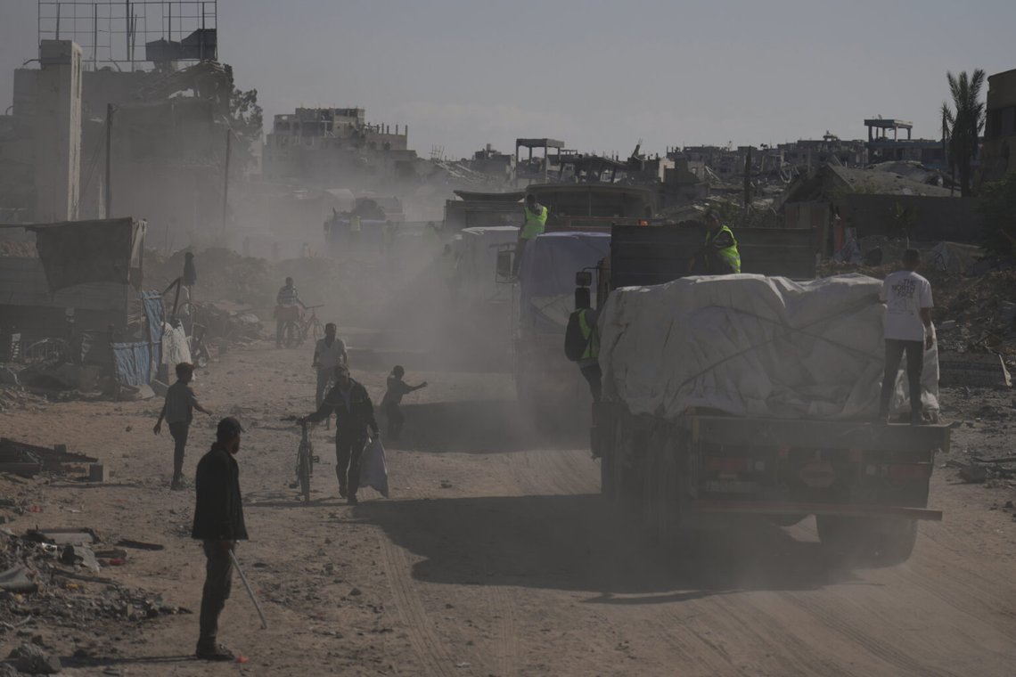 Flera lastbilar med hjälpförnödenheter gick in i Khan Younis på söndagen, innan den israeliska regeringen stoppade leveranserna av hjälpförnödenheter. Foto: Jehad Alshrafi / AP / NTB Flera lastbilar med hjälpförnödenheter gick in i Khan Younis på söndagen, innan den israeliska regeringen stoppade leveranserna av hjälpförnödenheter. Foto: Jehad Alshrafi / AP / NTB