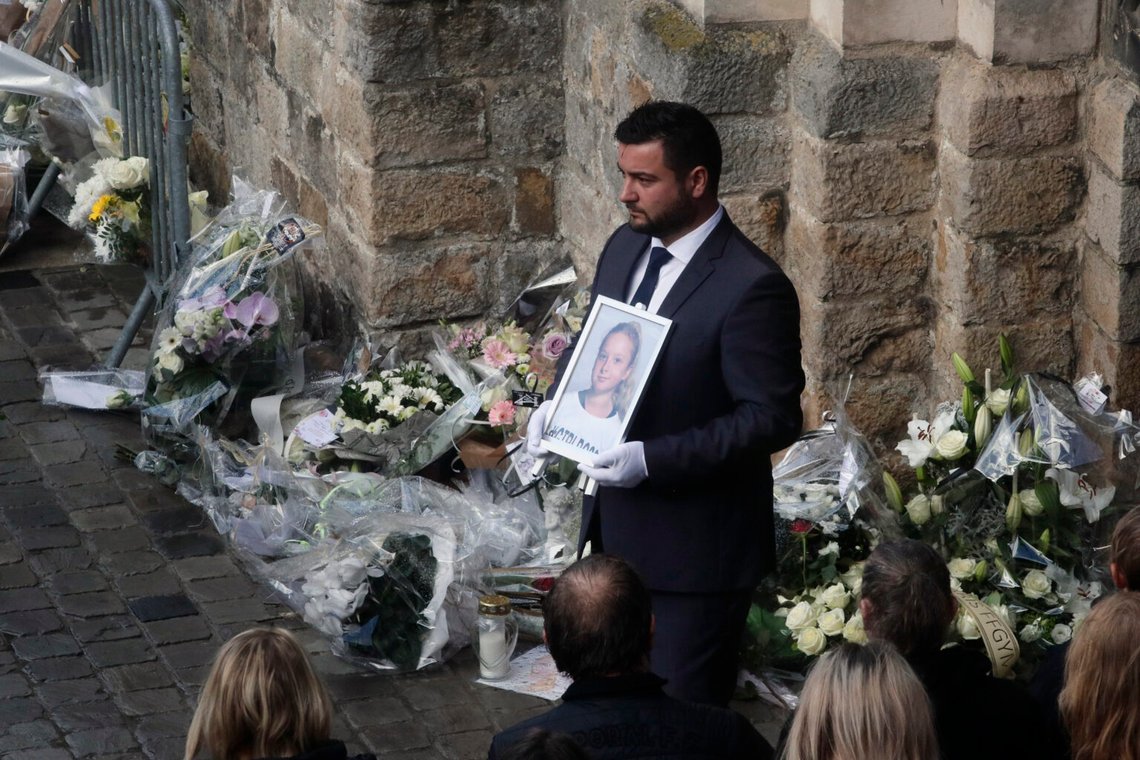En begravningsentreprenör håller ett porträtt av den 12-åriga skolflicka, känd som Lola, i slutet av hennes begravningsceremoni, utanför kyrkan i Lillers, norra Frankrike, måndagen den 24 oktober 2022. Frankrike har "djupt skakats" av mordet på en 12-årig skolflicka, vars kropp hittades i en plastlåda, dumpad på en innergård i en byggnad i nordöstra Paris. Foto: Michel Spingler/AP Photo En begravningsentreprenör håller ett porträtt av den 12-åriga skolflicka, känd som Lola, i slutet av hennes begravningsceremoni, utanför kyrkan i Lillers, norra Frankrike, måndagen den 24 oktober 2022. Frankrike har "djupt skakats" av mordet på en 12-årig skolflicka, vars kropp hittades i en plastlåda, dumpad på en innergård i en byggnad i nordöstra Paris. Foto: Michel Spingler/AP Photo