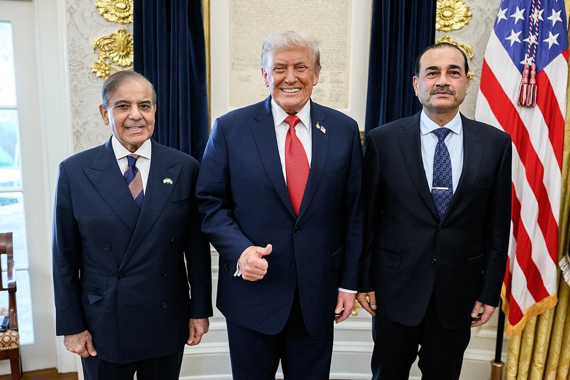President Donald Trump möter Pakistans premiärminister Shehbaz Sharif och fältmarskalk Asim Munir i Ovala rummet, torsdagen den 25 september 2025. Officiellt foto av Vita huset: Daniel Torok. President Donald Trump möter Pakistans premiärminister Shehbaz Sharif och fältmarskalk Asim Munir i Ovala rummet, torsdagen den 25 september 2025. Officiellt foto av Vita huset: Daniel Torok.