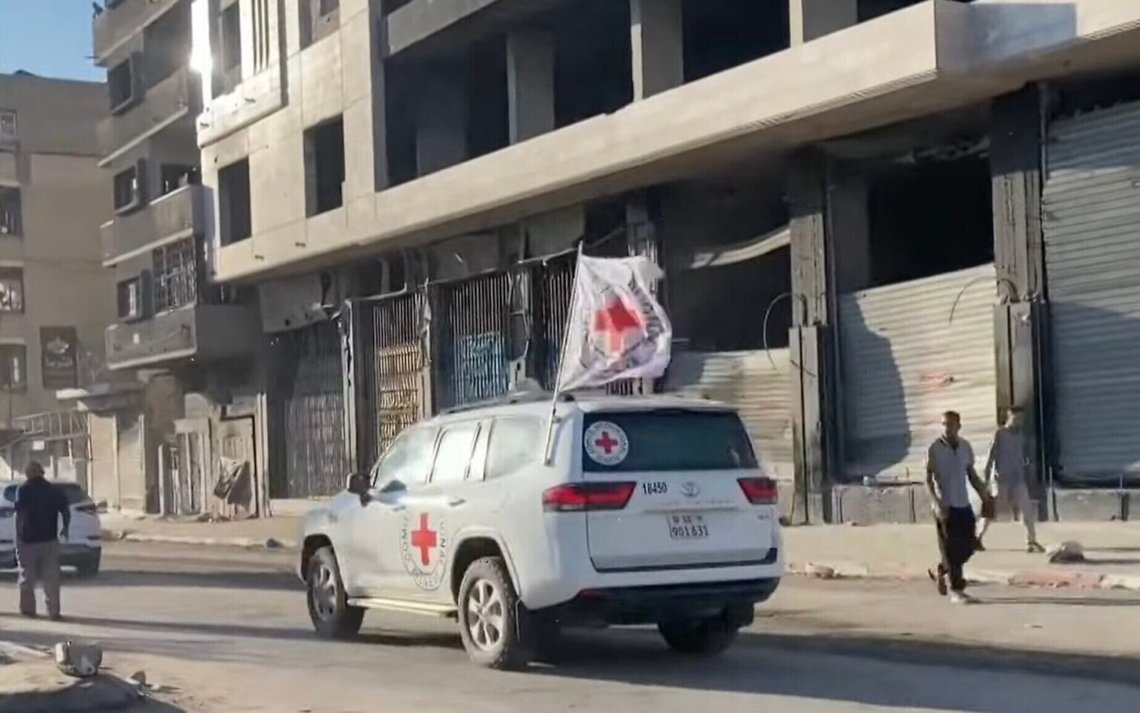 Ett Röda Kors-fordon kör genom Gaza stad med gisslan ombord. Foto: Skärmdump Al Jazeera Ett Röda Kors-fordon kör genom Gaza stad med gisslan ombord. Foto: Skärmdump Al Jazeera