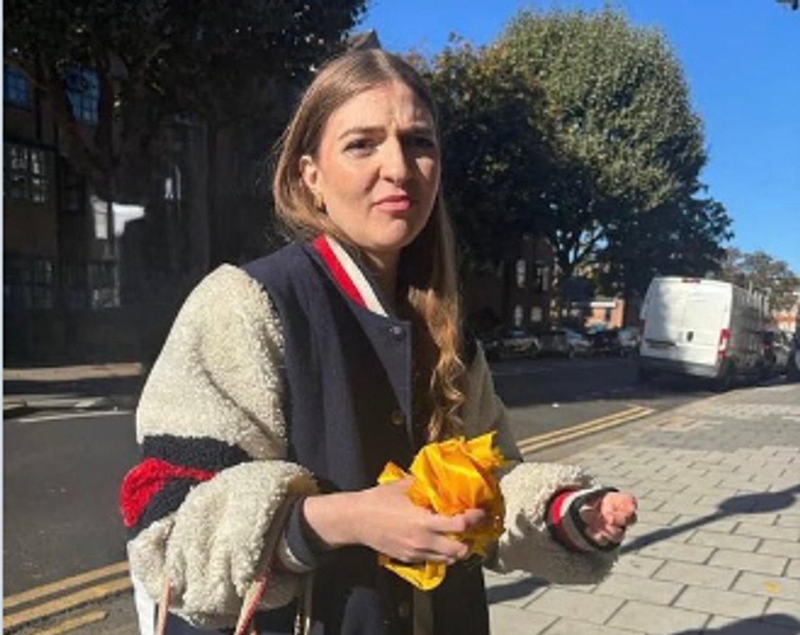 Kvinnan visar stolt upp alla gyllene minnesband hon har klippt, dagen före tvåårsdagen av terroristattacken i Israel. Foto: X/ Ivor Biggun Kvinnan visar stolt upp alla gyllene minnesband hon har klippt, dagen före tvåårsdagen av terroristattacken i Israel. Foto: X/ Ivor Biggun