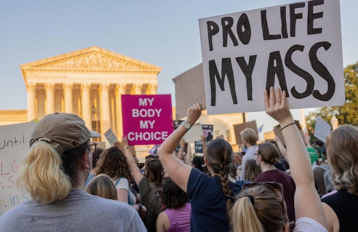 Washington, DC. 24 juni 2022: Demonstranter vid USA:s högsta domstol efter att domstolen meddelat sitt domslut i fallet Dobbs mot Jackson Women's Health Organization. Foto: Shutterstock. Washington, DC. 24 juni 2022: Demonstranter vid USA:s högsta domstol efter att domstolen meddelat sitt domslut i fallet Dobbs mot Jackson Women's Health Organization. Foto: Shutterstock.