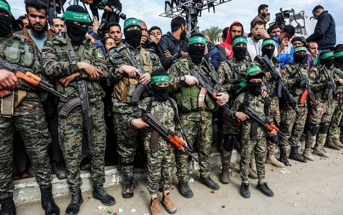 Al-Qassam-brigaderna under överlämnandet av israeliska fångar till Röda Korset som en del av utbytesavtalet för att avsluta vapenvilan, i Deir al-Balah, centrala Gazaremsan, 8 februari 2025. Foto: Shutterstock av Anas-Mohammed Al-Qassam-brigaderna under överlämnandet av israeliska fångar till Röda Korset som en del av utbytesavtalet för att avsluta vapenvilan, i Deir al-Balah, centrala Gazaremsan, 8 februari 2025. Foto: Shutterstock av Anas-Mohammed