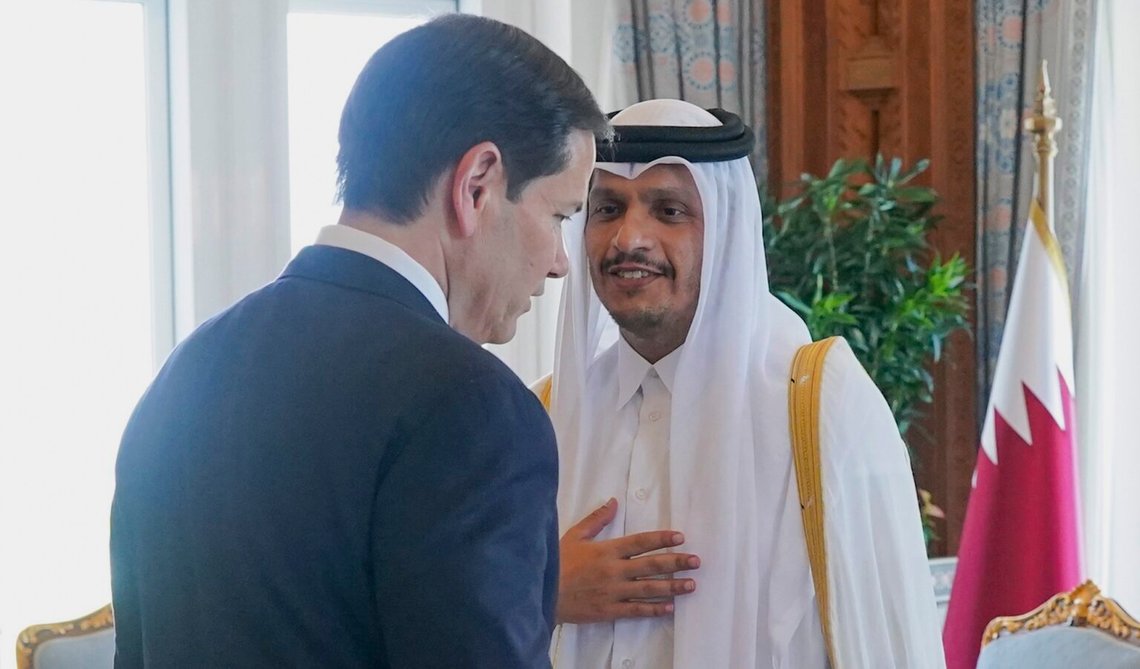 Qatars premiärminister Sheikh Mohammed bin Abdulrahman bin Jassim Al-Thani välkomnar USA:s utrikesminister Marco Rubio i Doha den 16 september 2025. Foto: Nathan Howard/ Pool via AP / NTB. Qatars premiärminister Sheikh Mohammed bin Abdulrahman bin Jassim Al-Thani välkomnar USA:s utrikesminister Marco Rubio i Doha den 16 september 2025. Foto: Nathan Howard/ Pool via AP / NTB.