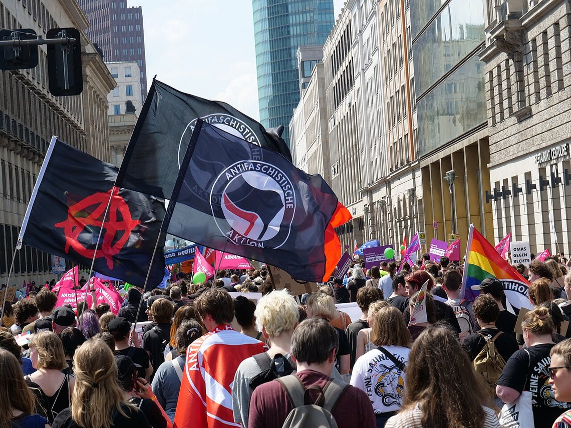 Antifa på "Europa für alle"-demonstration i Berlin. Foto: Leonhard Lenz, Wikimedia Commons CC0 1.0 Antifa på "Europa für alle"-demonstration i Berlin. Foto: Leonhard Lenz, Wikimedia Commons CC0 1.0