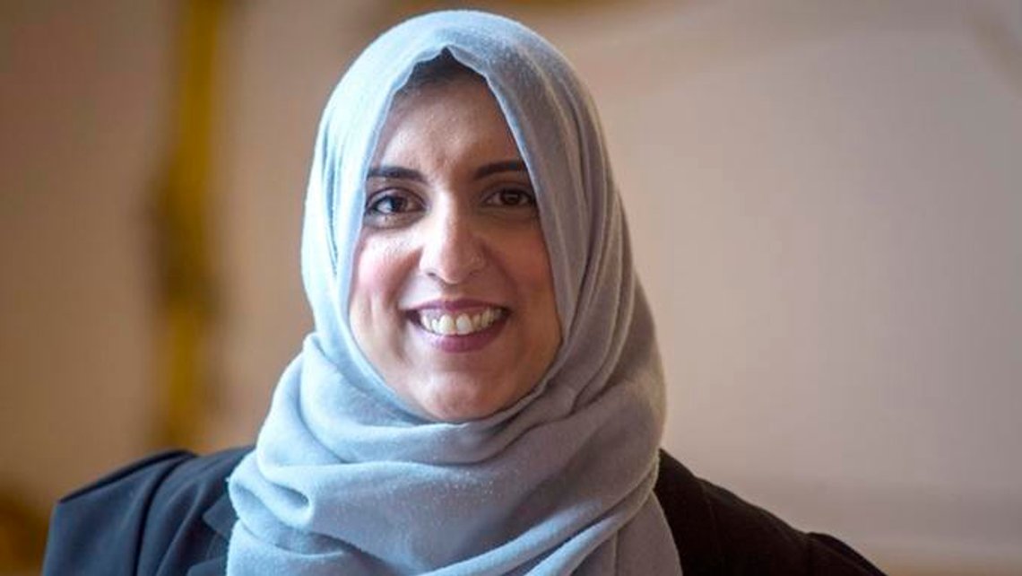 Akeela Ahmed får en MBA för sitt arbete, vilket bland annat innebär att hon berättar för britterna hur illa de behandlar muslimer. Foto: British Government Office. Akeela Ahmed får en MBA för sitt arbete, vilket bland annat innebär att hon berättar för britterna hur illa de behandlar muslimer. Foto: British Government Office.