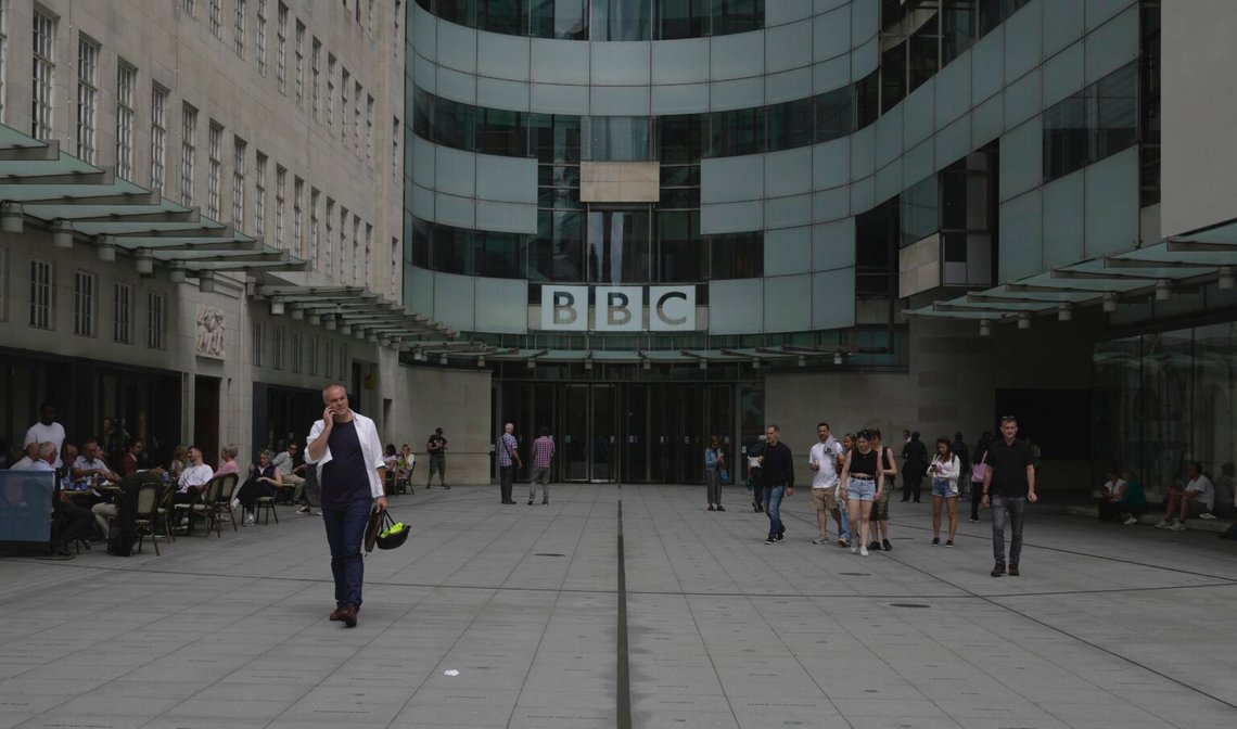 Människor går utanför BBC:s högkvarter i London den 11 juli 2023. Foto: Kin Cheung / AP / NTB. Människor går utanför BBC:s högkvarter i London den 11 juli 2023. Foto: Kin Cheung / AP / NTB.