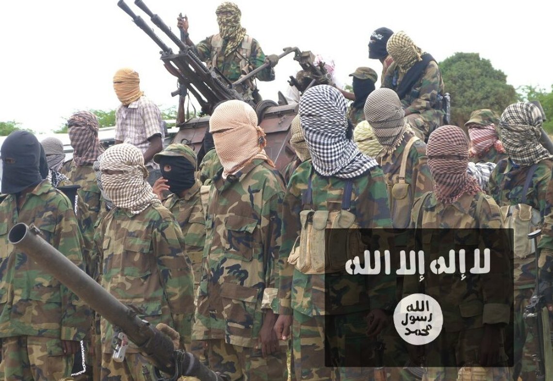 Huvudbild: Al-Shabaab-krigare i staden Barawe. Infälld bild: Harakat al-Shabaab al-Mujahideens flagga. Källa: Wikimedia. Huvudbild: Al-Shabaab-krigare i staden Barawe. Infälld bild: Harakat al-Shabaab al-Mujahideens flagga. Källa: Wikimedia.