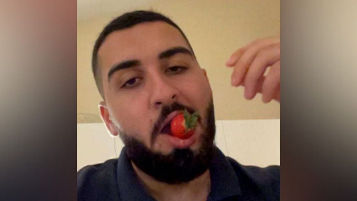 20-årige Azhi Mahmodi från Irak anklagas för att ha filmat hjälplösa äldre personer med demens, hånat dem och delat videorna på Snapchat. Foto: Polisen 20-årige Azhi Mahmodi från Irak anklagas för att ha filmat hjälplösa äldre personer med demens, hånat dem och delat videorna på Snapchat. Foto: Polisen