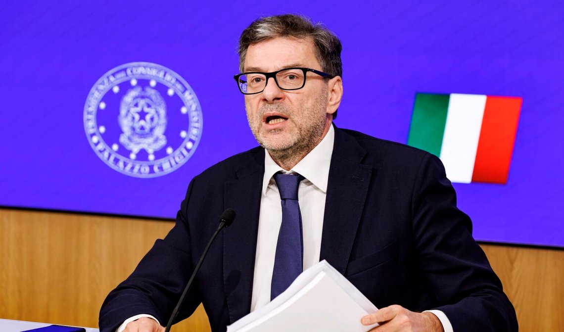 Giancarlo Giorgetti under en presskonferens om statsbudgeten i Rom den 16 oktober 2024. Foto: Roberto Monaldo / LaPresse via AP / NTB. Giancarlo Giorgetti under en presskonferens om statsbudgeten i Rom den 16 oktober 2024. Foto: Roberto Monaldo / LaPresse via AP / NTB.