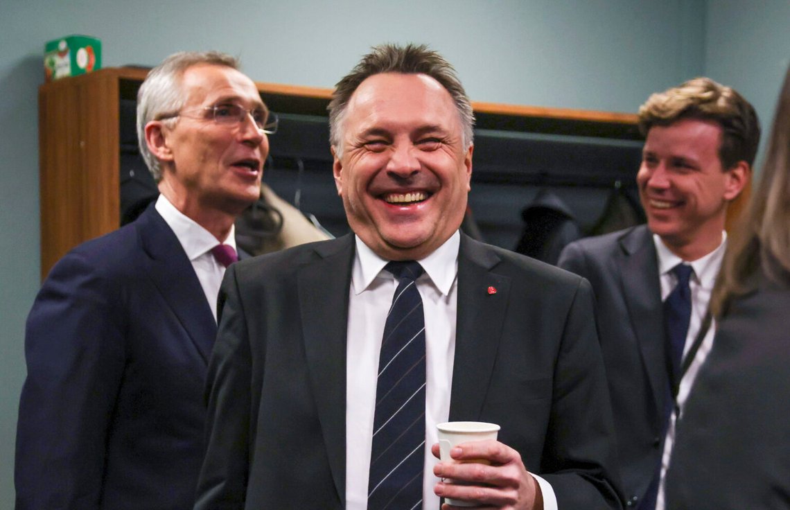 Datumet är den 4 februari 2025. Norska Senterpartiet har lämnat regeringen, och NRK Debatt har bjudit in åtta nya ministrar från Arbeiderpartiet för att "lära känna dem lite bättre". Inget är fel på stämningen hos den tillträdande finansministern Jens Stoltenberg och försvarsministern Tore Sandvik innan debatten börjar. Foto: Amanda Pedersen Giske / NTB. Datumet är den 4 februari 2025. Norska Senterpartiet har lämnat regeringen, och NRK Debatt har bjudit in åtta nya ministrar från Arbeiderpartiet för att "lära känna dem lite bättre". Inget är fel på stämningen hos den tillträdande finansministern Jens Stoltenberg och försvarsministern Tore Sandvik innan debatten börjar. Foto: Amanda Pedersen Giske / NTB.