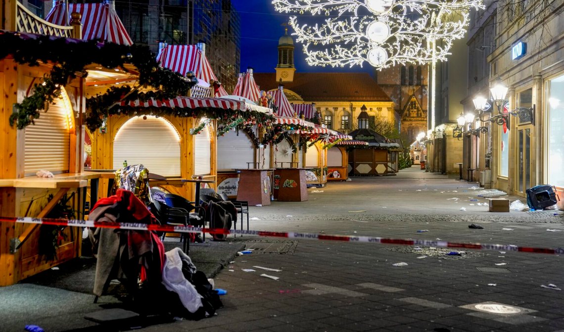 Julmarknaden i Magdeburg har stängt och är avstängd för trafik den 21 december 2024, efter en terroristattack med en bil där kvällen innan, där sex personer dödades och över 300 skadades, varav flera allvarligt. Foto: Michael Probst / AP / NTB. Julmarknaden i Magdeburg har stängt och är avstängd för trafik den 21 december 2024, efter en terroristattack med en bil där kvällen innan, där sex personer dödades och över 300 skadades, varav flera allvarligt. Foto: Michael Probst / AP / NTB.