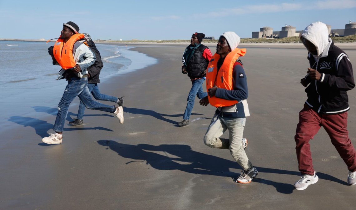 Illegala migranter på stranden i Gravelines, Frankrike, springer för att ta sig av med en båt över kanalen till Storbritannien den 19 september 2025. Foto: Jean-Francois Badias / AP / NTB. Illegala migranter på stranden i Gravelines, Frankrike, springer för att ta sig av med en båt över kanalen till Storbritannien den 19 september 2025. Foto: Jean-Francois Badias / AP / NTB.