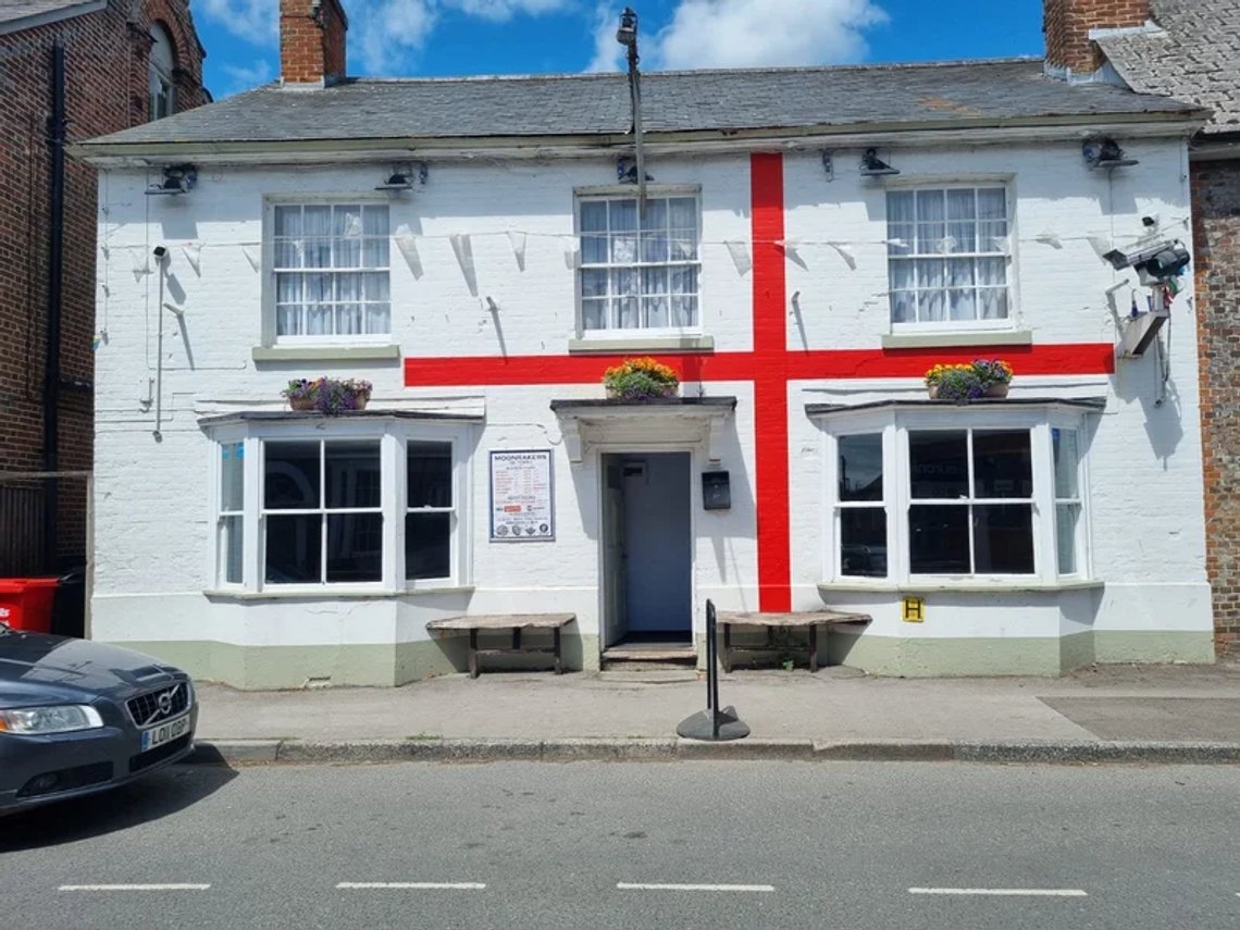Den engelska flaggan välkomnas inte av brittiska politiker. Foto: Moonrakers Inn Den engelska flaggan välkomnas inte av brittiska politiker. Foto: Moonrakers Inn