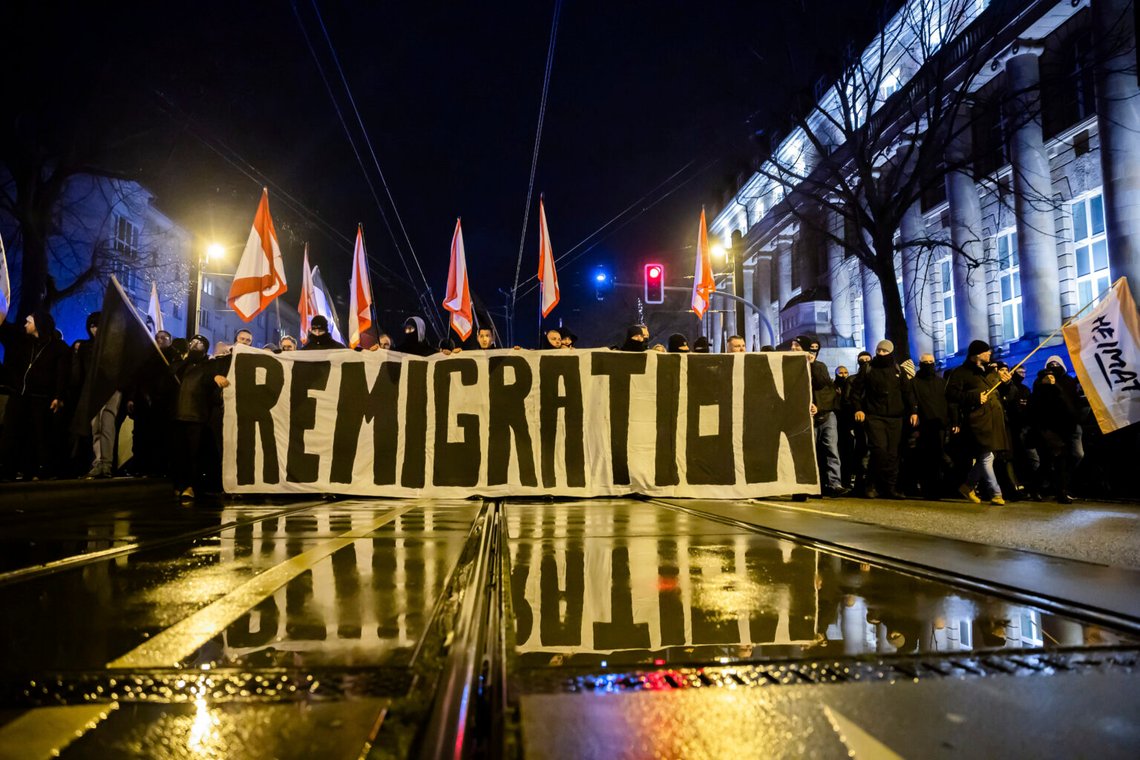 Fotot är från staden Magdeburg i samma delstat som denna syrier som fått sitt medborgarskap återkallat, och är från en demonstration efter att en utlänning körde in på en julmarknad i staden den 21 december 2024. Foto: dpa via AP/NTB Fotot är från staden Magdeburg i samma delstat som denna syrier som fått sitt medborgarskap återkallat, och är från en demonstration efter att en utlänning körde in på en julmarknad i staden den 21 december 2024. Foto: dpa via AP/NTB