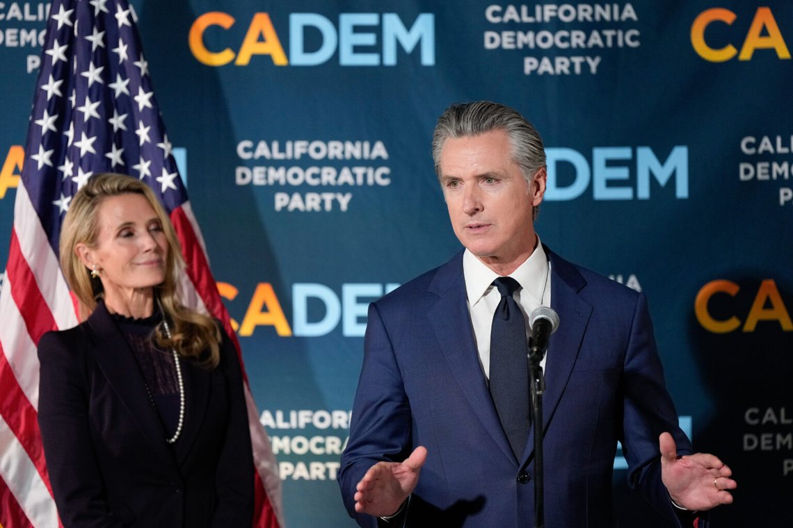 Kaliforniens guvernör Gavin Newsom talar där han står med sin första partner Jennifer Siebel-Newsom under en presskonferens på valnatten på ett kontor för det demokratiska partiet i Kalifornien tisdagen den 4 november 2025 i Sacramento, Kalifornien. Foto: Godofredo A. Vásquez/AP Photo Kaliforniens guvernör Gavin Newsom talar där han står med sin första partner Jennifer Siebel-Newsom under en presskonferens på valnatten på ett kontor för det demokratiska partiet i Kalifornien tisdagen den 4 november 2025 i Sacramento, Kalifornien. Foto: Godofredo A. Vásquez/AP Photo