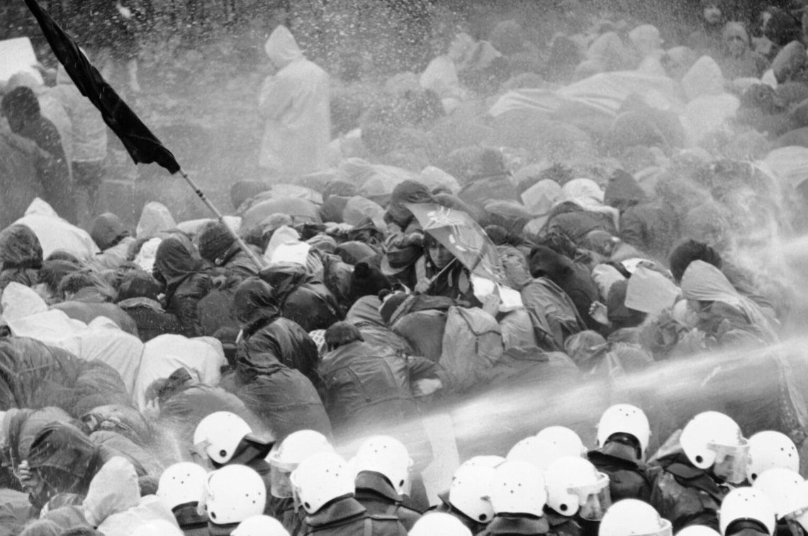 Det så kallade dubbla beslutet utlöste våldsamma demonstrationer i hela Västeuropa. Vänstern såg det som en sänkning av kärnvapentröskeln, eftersom svarstiden skulle bli kortare och kryssningsmissiler och Pershing II skulle vara "enklare" att använda. Foto: AP Photo Det så kallade dubbla beslutet utlöste våldsamma demonstrationer i hela Västeuropa. Vänstern såg det som en sänkning av kärnvapentröskeln, eftersom svarstiden skulle bli kortare och kryssningsmissiler och Pershing II skulle vara "enklare" att använda. Foto: AP Photo