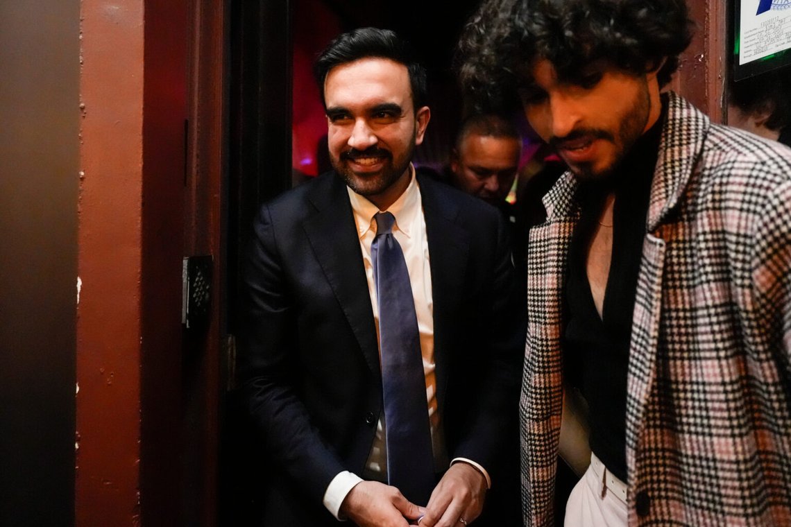 Tillträdande borgmästaren Zohran Mamdani hälsar sin personal och sina anhängare på en efterfest efter sin valbevakningsfest, onsdagen den 5 november 2025, i New York. Foto: Yuki Iwamura/AP Photo Tillträdande borgmästaren Zohran Mamdani hälsar sin personal och sina anhängare på en efterfest efter sin valbevakningsfest, onsdagen den 5 november 2025, i New York. Foto: Yuki Iwamura/AP Photo