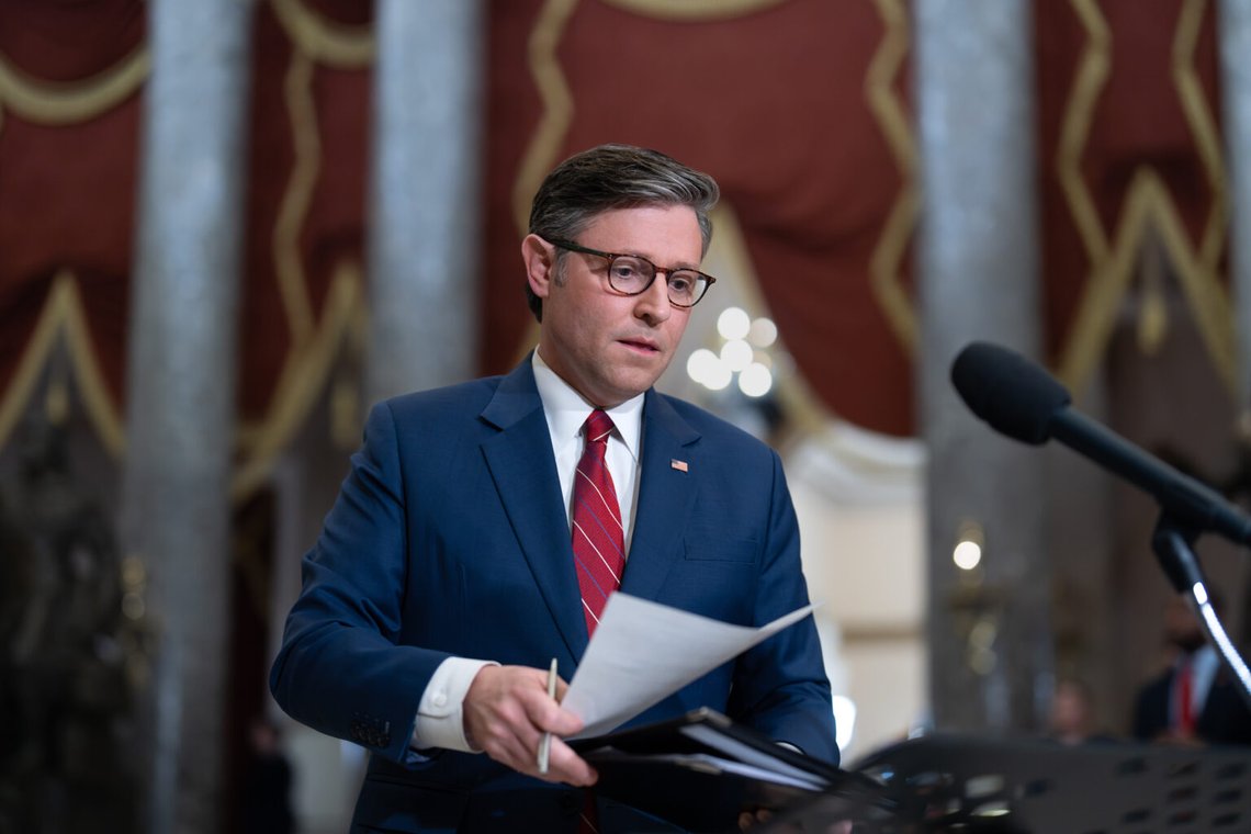 Talman Mike Johnson (höger) talar till reportrar efter den slutliga omröstningen som avslutade den längsta nedstängningen av regeringen i historien, vid Kapitolium i Washington, onsdagen den 12 november 2025. Foto: J. Scott Applewhite/ AP/ NTB Talman Mike Johnson (höger) talar till reportrar efter den slutliga omröstningen som avslutade den längsta nedstängningen av regeringen i historien, vid Kapitolium i Washington, onsdagen den 12 november 2025. Foto: J. Scott Applewhite/ AP/ NTB