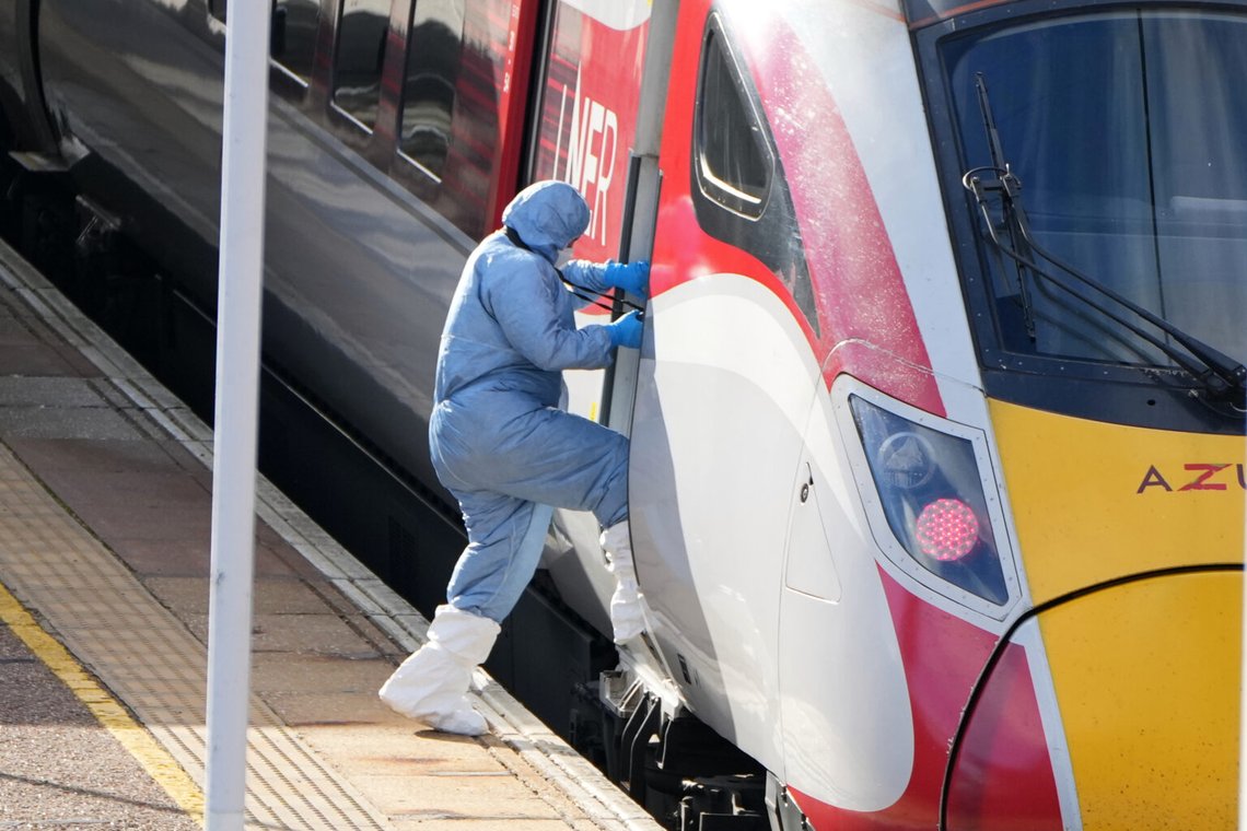 En kriminaltekniker går ombord på tåget efter en knivhuggning på ett tåg på väg till London i Huntingdon, England, söndagen den 2 november 2025. Foto: Kirsty Wigglesworth/ AP/ NTB En kriminaltekniker går ombord på tåget efter en knivhuggning på ett tåg på väg till London i Huntingdon, England, söndagen den 2 november 2025. Foto: Kirsty Wigglesworth/ AP/ NTB