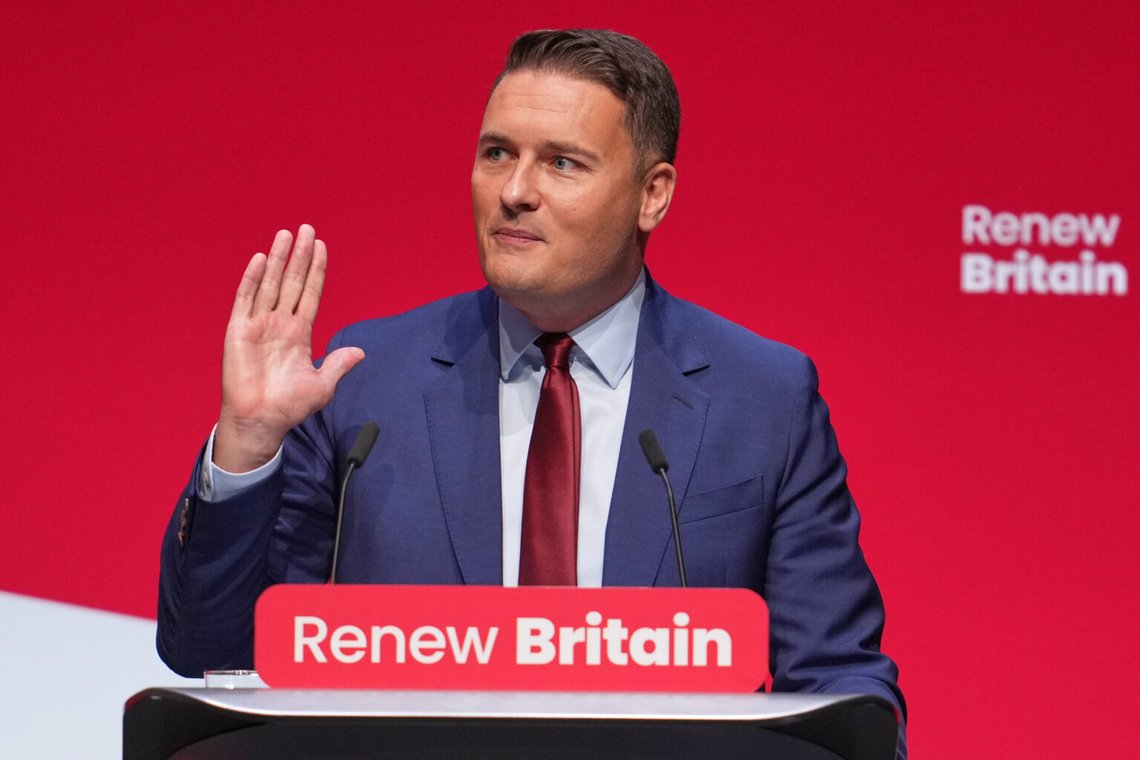 Storbritanniens hälsominister Wes Streeting sägs vara den mest sannolika utmanaren till premiärminister Starmer. Streeting har stöd från Labours vänsterflygel och stödde till och med New Yorks nyvalde borgmästare Zohran Mamdani. Foto: Jon Super/AP/NTB Storbritanniens hälsominister Wes Streeting sägs vara den mest sannolika utmanaren till premiärminister Starmer. Streeting har stöd från Labours vänsterflygel och stödde till och med New Yorks nyvalde borgmästare Zohran Mamdani. Foto: Jon Super/AP/NTB