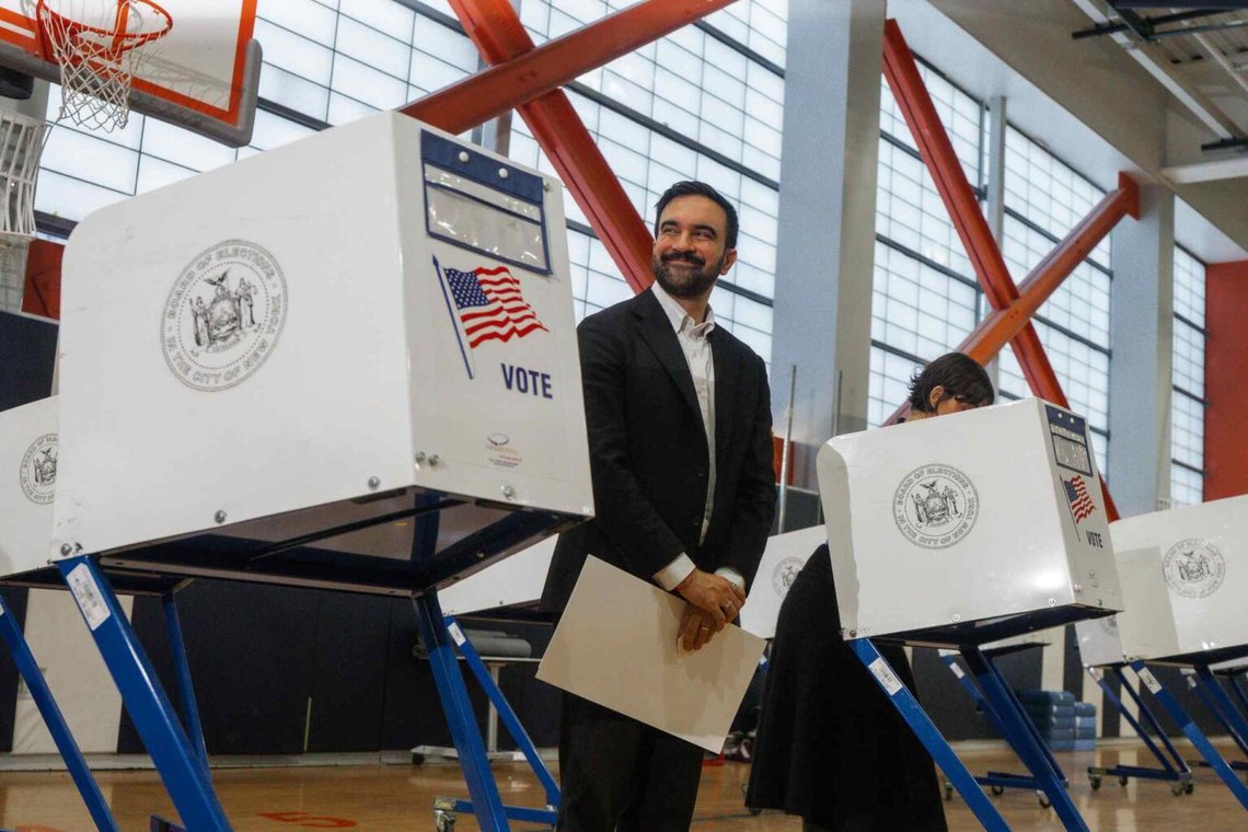 Den demokratiske borgmästarkandidaten Zohran Mamdani i New York leder rösträkningen strax efter att vallokalerna stängt. Här avger han sin röst. Foto: Olga Fedorova/AP Photo Den demokratiske borgmästarkandidaten Zohran Mamdani i New York leder rösträkningen strax efter att vallokalerna stängt. Här avger han sin röst. Foto: Olga Fedorova/AP Photo