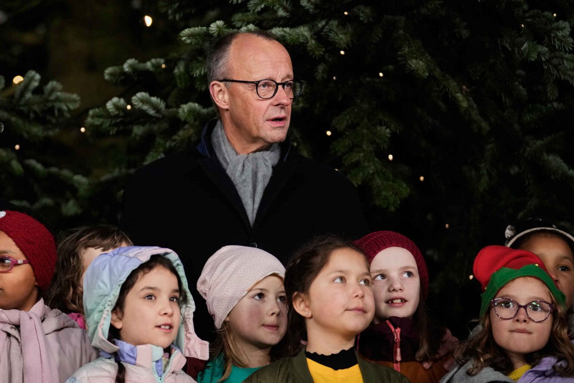 Tysklands förbundskansler Friedrich Merz närvarar vid den officiella presentationen av kanslersämbetets julgran i Berlin, Tyskland, fredagen den 28 november 2025. Foto: Ebrahim Noroozi/AP Photo Tysklands förbundskansler Friedrich Merz närvarar vid den officiella presentationen av kanslersämbetets julgran i Berlin, Tyskland, fredagen den 28 november 2025. Foto: Ebrahim Noroozi/AP Photo