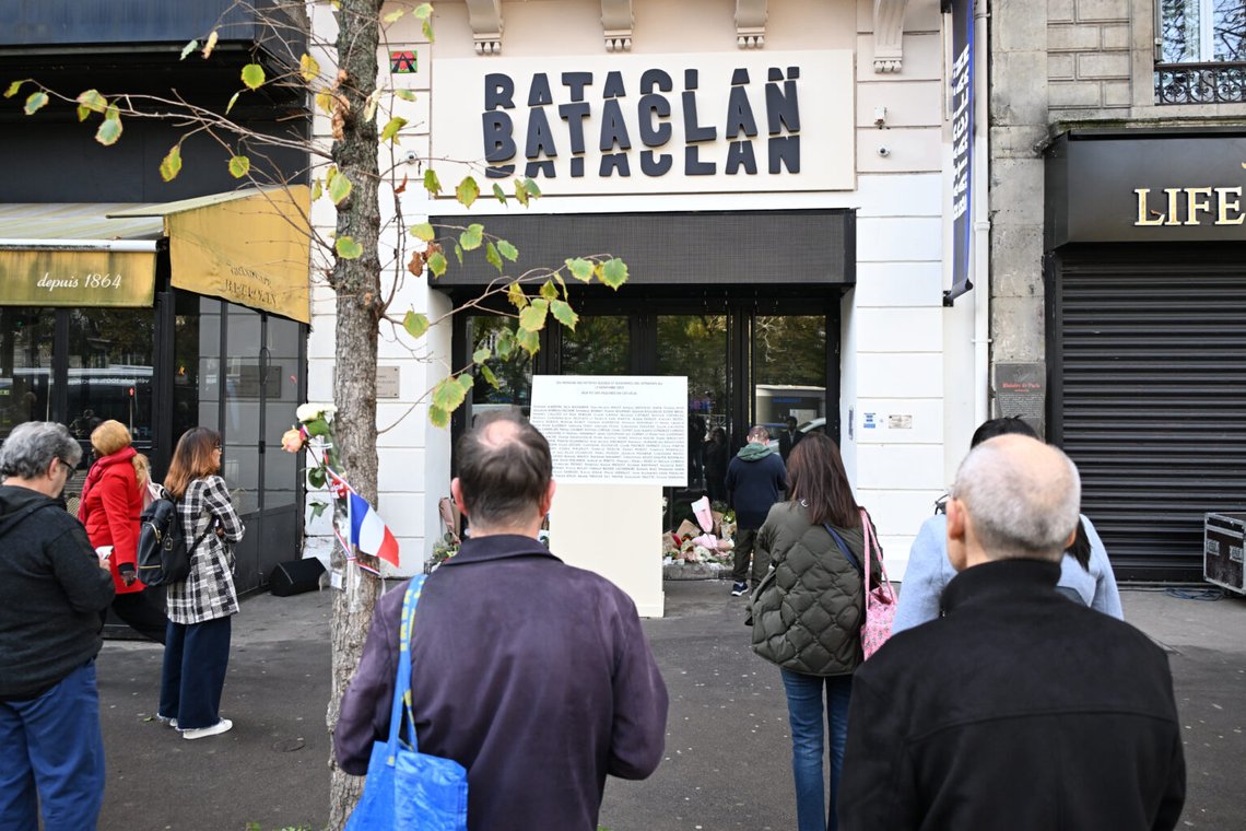 Människor minns offren framför konserthuset Bataclan när Paris firar 10-årsdagen av terroristattackerna den 13 november 2025. Foto: Emma Da Silva/AP-NTB. Människor minns offren framför konserthuset Bataclan när Paris firar 10-årsdagen av terroristattackerna den 13 november 2025. Foto: Emma Da Silva/AP-NTB.