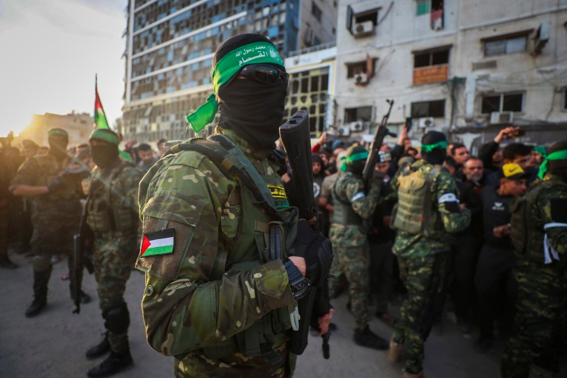Krigare från Qassambrigaderna, Hamas militära gren, kontrollerar folkmassan medan Röda Korset samlar in israeliska gisslan som ska släppas enligt ett eldupphöravtal mellan Israel och Hamas, i Gaza stad, 19 januari 2025. Foto: Abed Hajjar/ AP Photo Krigare från Qassambrigaderna, Hamas militära gren, kontrollerar folkmassan medan Röda Korset samlar in israeliska gisslan som ska släppas enligt ett eldupphöravtal mellan Israel och Hamas, i Gaza stad, 19 januari 2025. Foto: Abed Hajjar/ AP Photo
